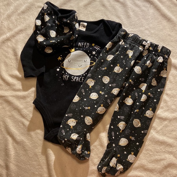 BUNDLE DISCOUNTS! 6-9 mo set space princess prince footie pants onesie bib 0-3 - Picture 4 of 7